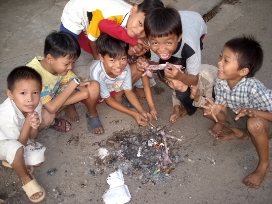 phnom pehns kids grilling frogs.JPG